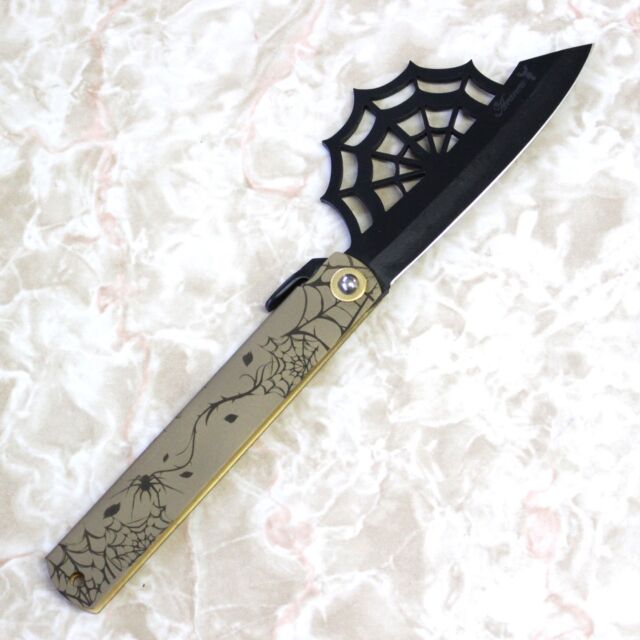 Gothic design Atelier ABYSS × 永尾かね駒製作所
明治27年(1894年)創業の永尾かね駒製作所の肥後守を黒を基調としたゴシック系作品を手掛けるイラストレーター・デザイナー”血ゑ”さん(#chie_abyssdesign)がデザインした肥後守
”Aranea”
細部までこだわりを感じるゴシック調のデザインが映える一品となっております。
縁起物としても知られている蜘蛛ですが、ナイフも縁起物と言われ贈り物にも良いとされてます。

Gothic design Atelier ABYSS and Nagao Kanekoma Manufacturing Co., Ltd. have collaborated to create a unique Higonokami knife. Designed by Chie, an illustrator and designer known for her dark, Gothic-inspired works, this knife, named "Aranea," features intricate Gothic details. Established in 1894, Nagao Kanekoma Manufacturing Co., Ltd. is a renowned producer of traditional Higonokami knives. Spiders are considered lucky charms in many cultures, and knives are also believed to bring good fortune, making this piece an ideal gift.
#japanesewoodworkingtools #japaneseknifemaker #higonokami #肥後守 #永尾かね駒製作所 #abyss #血ゑ