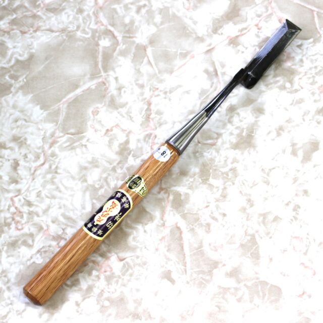 岩崎鑿製所様から頂きました。鏝鑿の六分(18mm)をご紹介いたします。
柄は赤樫で鏝のような特徴的な形をしています。
We recieved a (18mm) trowel chisel from Iwasaki chisel factory. It has an redoak handle and a characteristic trowel-like shape.
#岩崎鑿 #鑿鏝 #鑿 #三木市 #chisel 
 #mikicity #japan